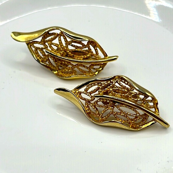 Detailed Vintage Gold Leaf Clip On Earrings. - Picture 5 of 6